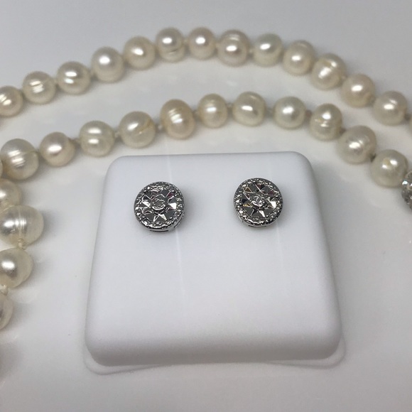 1/10 carat diamond studs - Picture 1 of 7